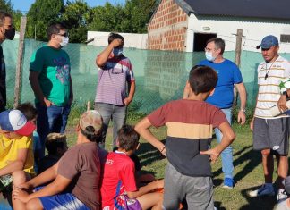 Promoviendo el deporte en los barrios, se entregaron elementos deportivos en una escuelita