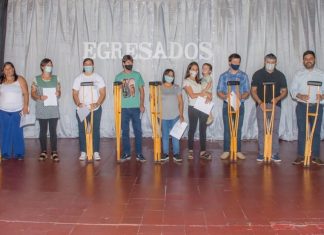 Estudiantes del taller auxiliar en carpintería confeccionaron muletas para el Banco Ortopédico