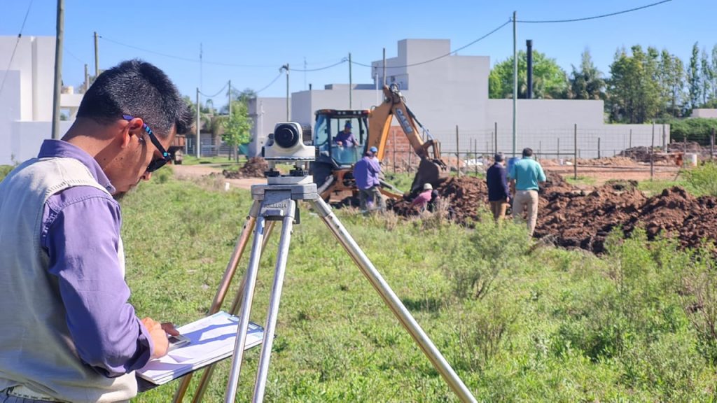 Comenzó la extensión de redes de agua y cloacas en el Barrio ...