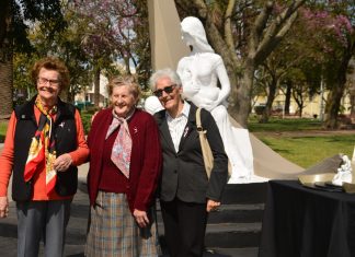 Homenaje a quienes trabajaron para concretar el monumento a la madre