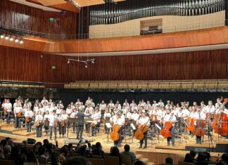 Tres jóvenes Sansalvadoreños presentes en el CCK, junto a la Orquesta Nacional Juvenil