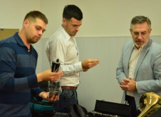 Larrarte entrego instrumentos a la Orquesta Municipal